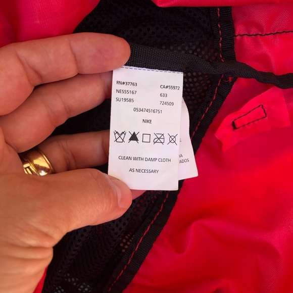 Nike Nylon Mesh Zipper Pocket Adjustable Straps Black Red Deck Bag With Logo - Picture 13 of 16